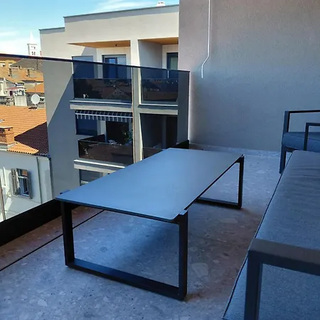 Galerija With Free Parking Apartman